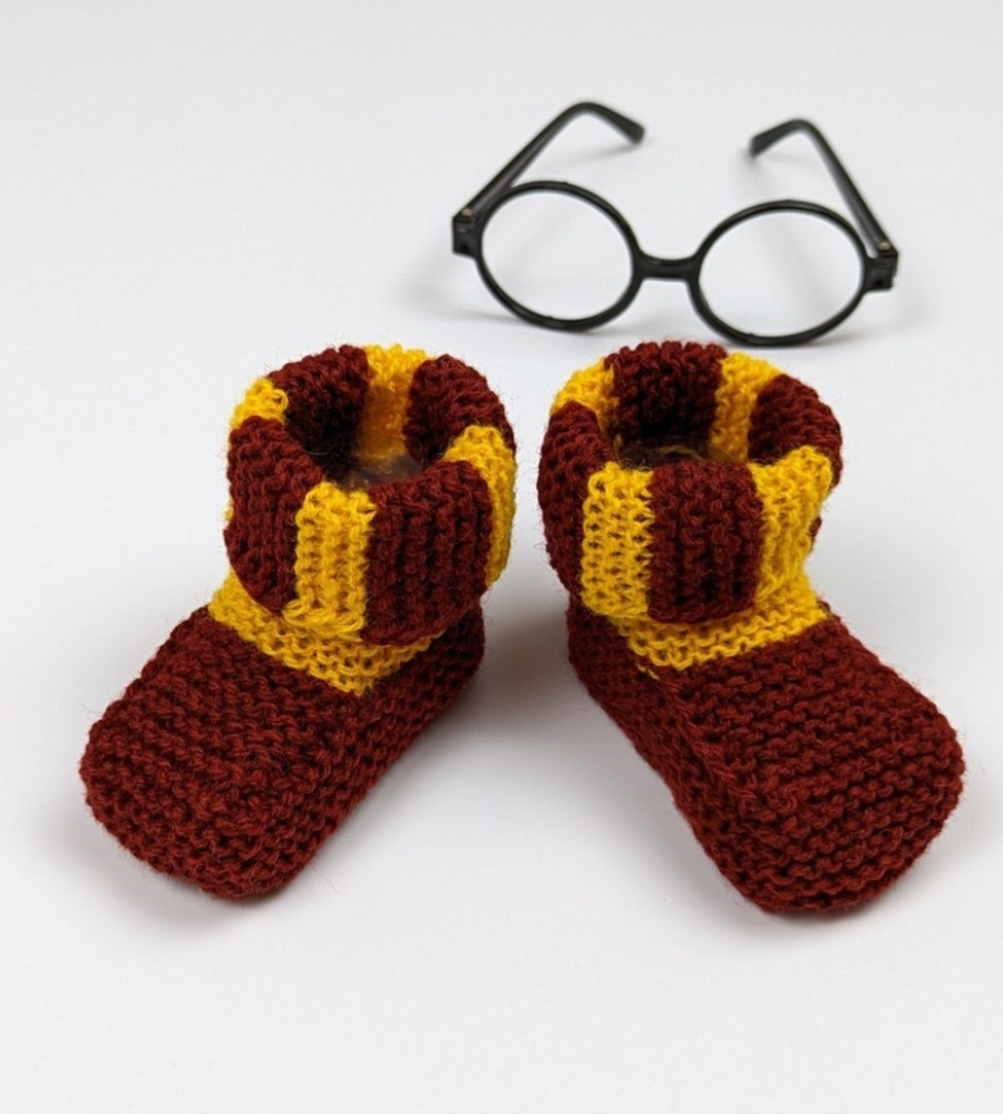 Guia de presentes para fãs de Harry Potter: botinhas de crochet para bebés com as cores de Hogwarts