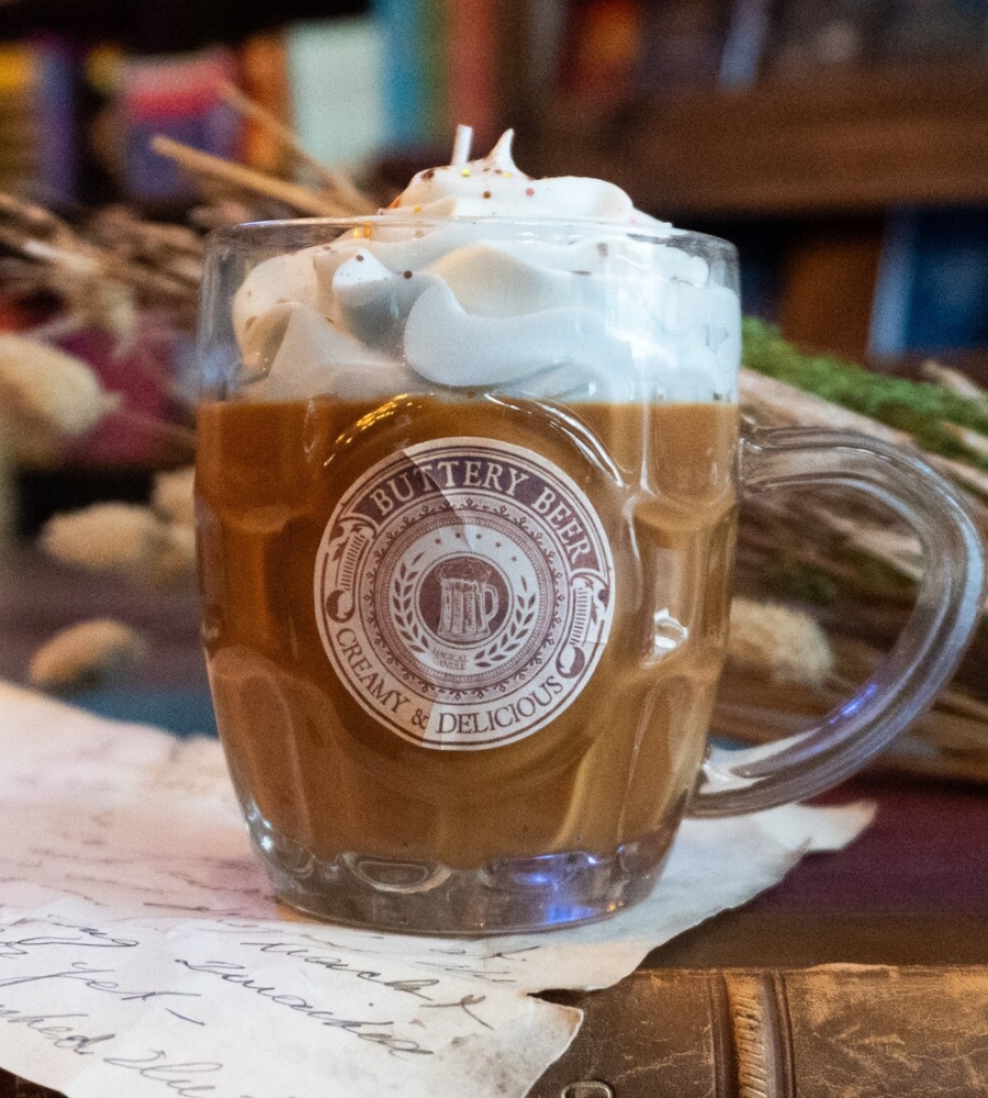 Guia de presentes para fãs de Harry Potter: um avela com um formato de caneca com cerveja de manteiga