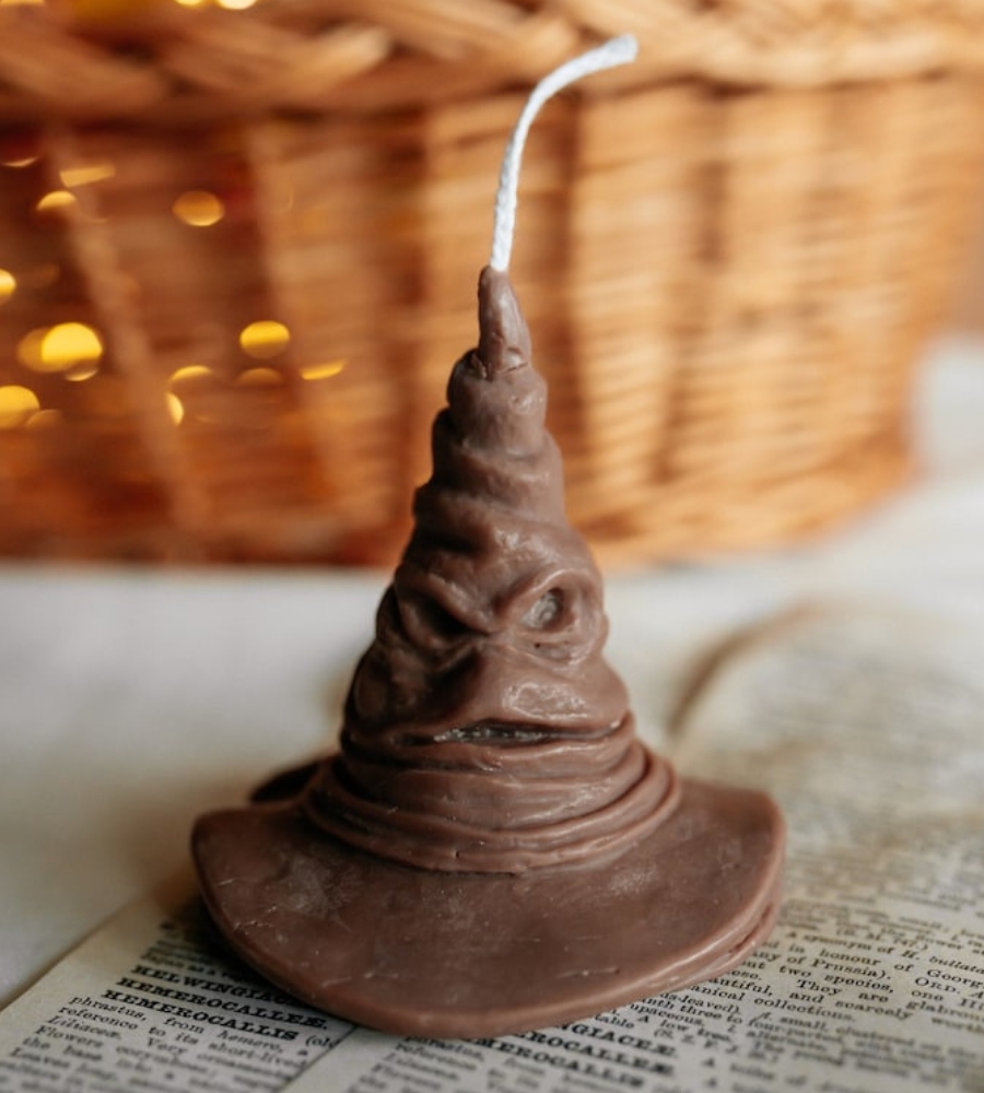 Guia de presentes para fãs de Harry Potter: uma vela em forma de chapéu selecionador