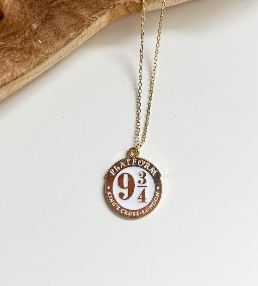 Guia de presentes para fãs de Harry Potter: um colar com a plataforma 9 e 3 quartos