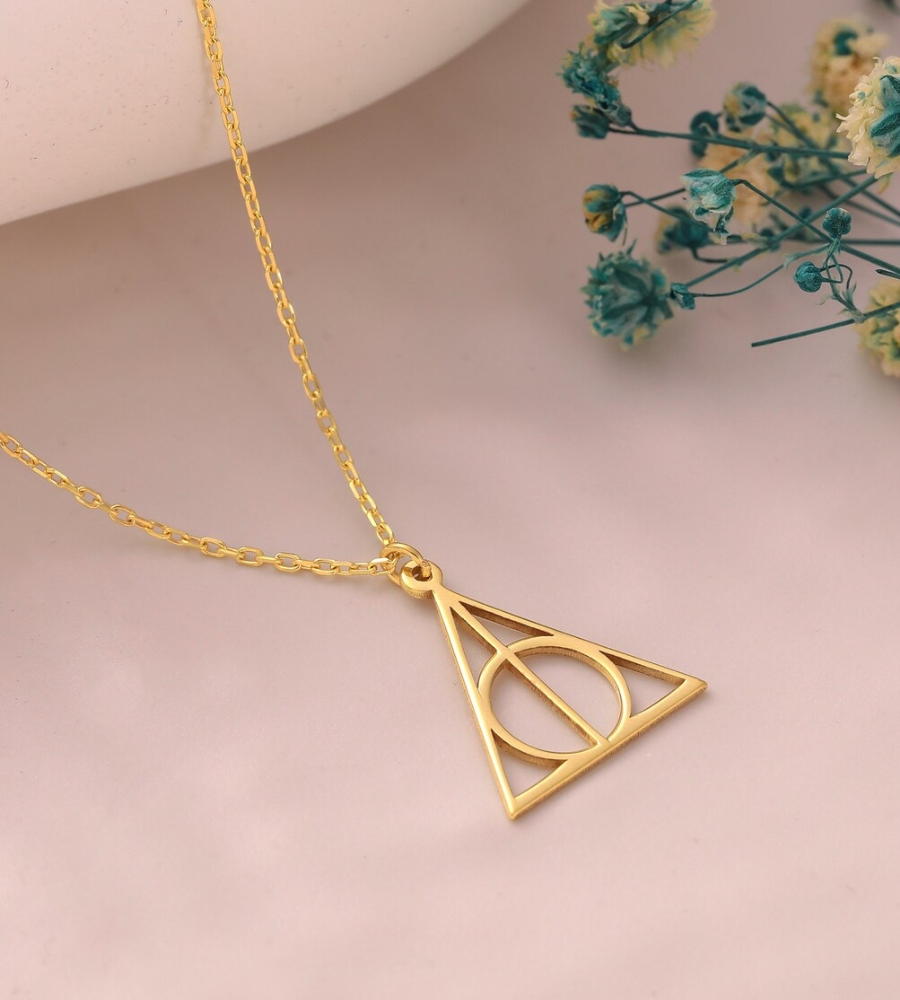Guia de presentes para fãs de Harry Potter: um colar com o símbolo HP especial 