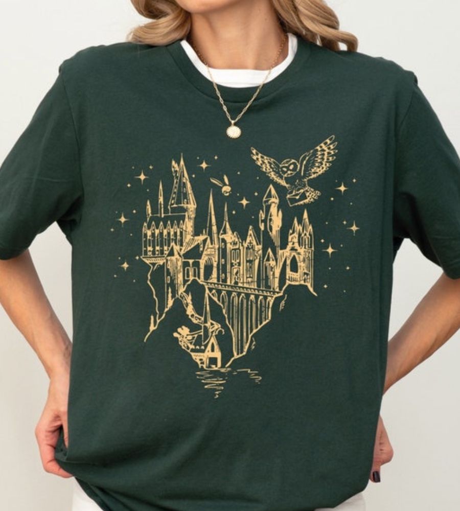 Guia de presentes para fãs de Harry Potter: uma linda camisola com o castelo de Hogwarts e uma coruja a sobrevoar, em dourado