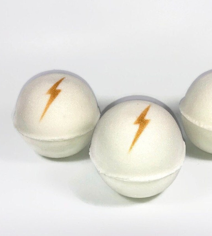 Guia de presentes para fãs de Harry Potter: bath bombs com o símbolo da cicatriz de Harry