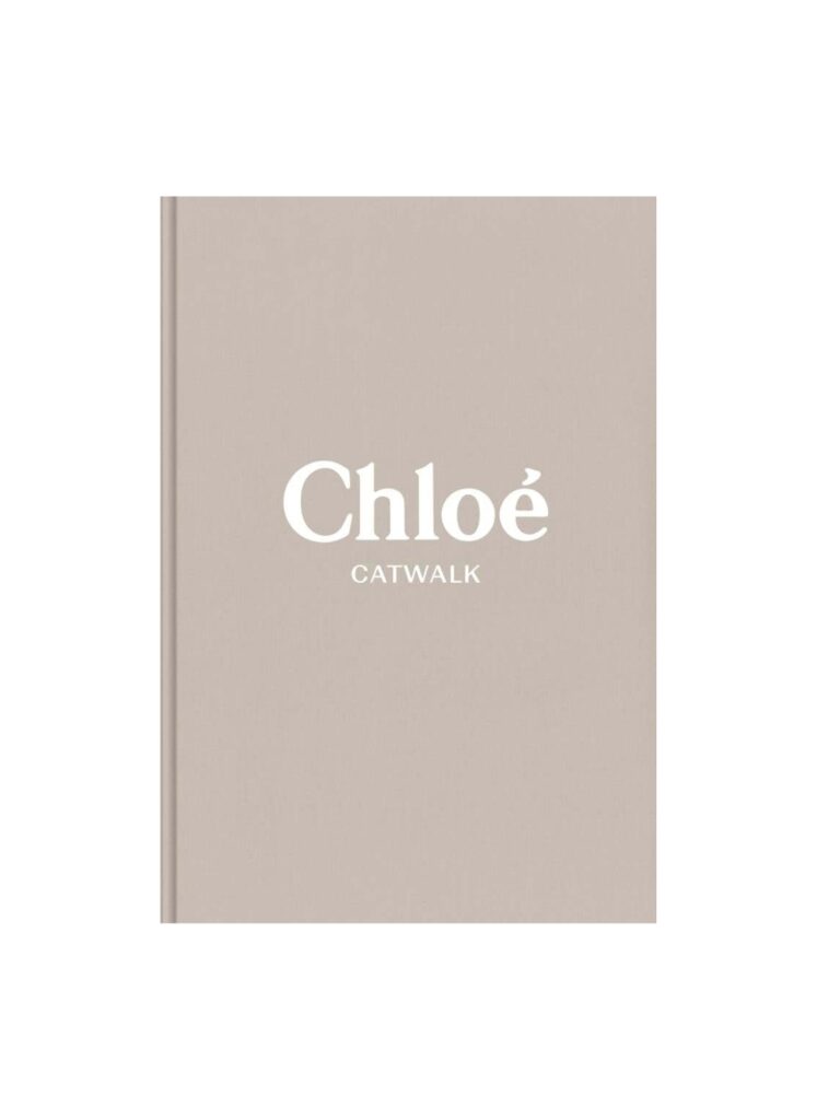 Para quem adora moda, um livro sobre coleções e desfiles, faz toda a diferença