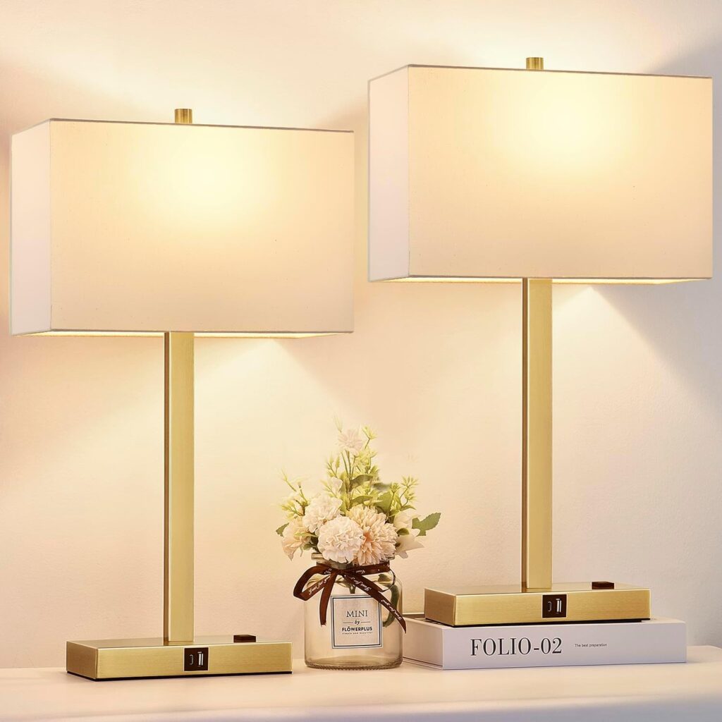 Primeiro, há que saber que são dois. Sim, pode comprar um para si e oferecer de presente o outro, se não se conseguir conter. Depois, convém saber que basta um pequeno toque na base metálica para ajustar a luminosidade. Mais uma vez serve vários estilos de decoração e adapta-se como uma luva a diferentes espaços na casa