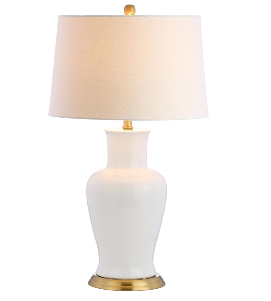 Um presente que perdura no tempo, já que nunca passa de moda. O abajur é 100% algodão e combina na perfeição com a base de cerâmica na cor branca e com detalhe em dourado.