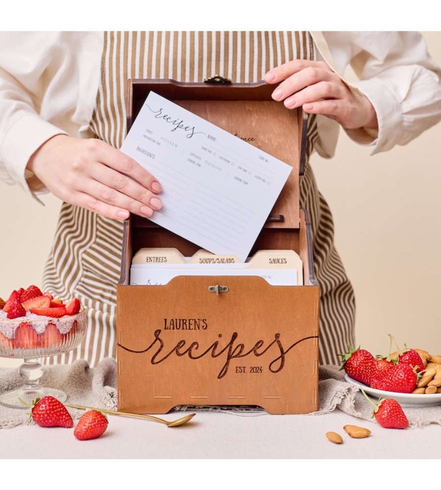 Ideia de presentes para oferecer num casamento: uma caixa de madeira personalizável, com cartões para guardar receitas. Vão passar de geração em geração