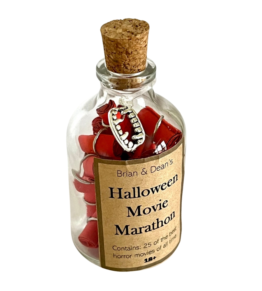 Ideias de presentes de Halloween para quem adora maratonas de cinema de terror. Tire uma fita aleatória e leia que filme calhou para a noite que escolheu. Há filmes de sobra até dia 31 de outubro