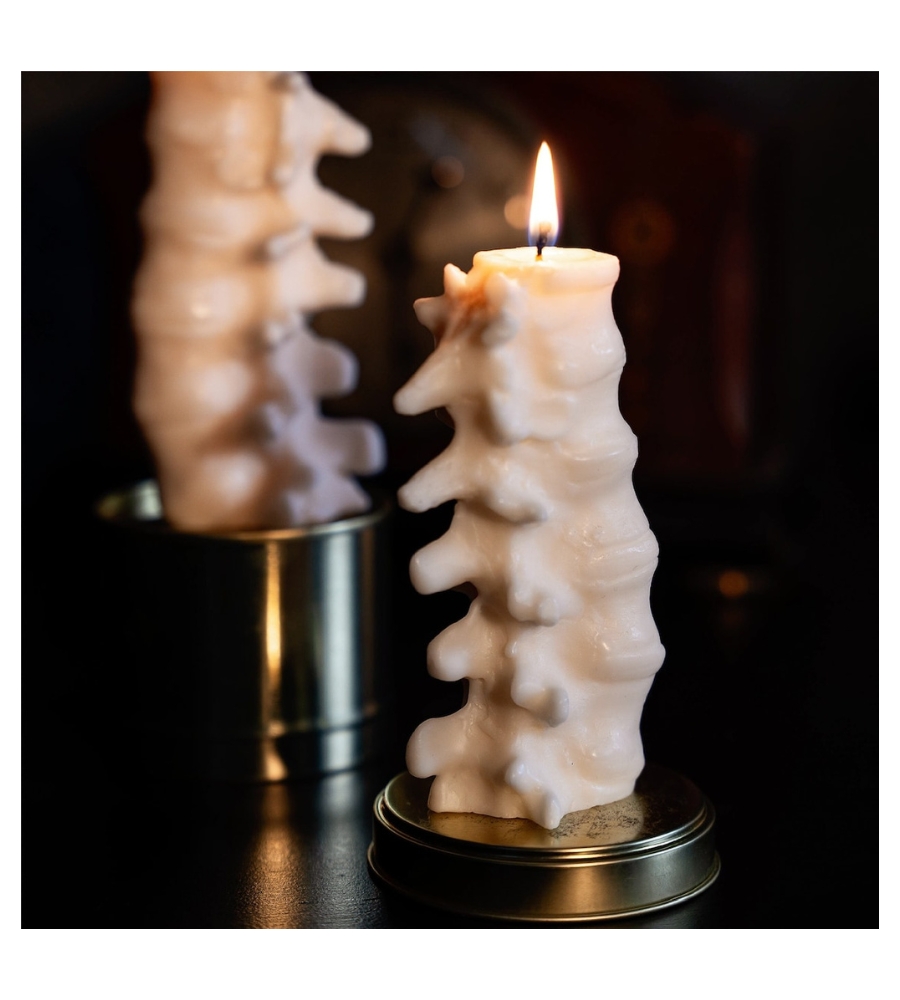 Ideias de presentes para o Dia das Bruxas: uma vela em formato de coluna vertebral. É uma ideia para quem adora o macabro e vibra com este dia dos mortos