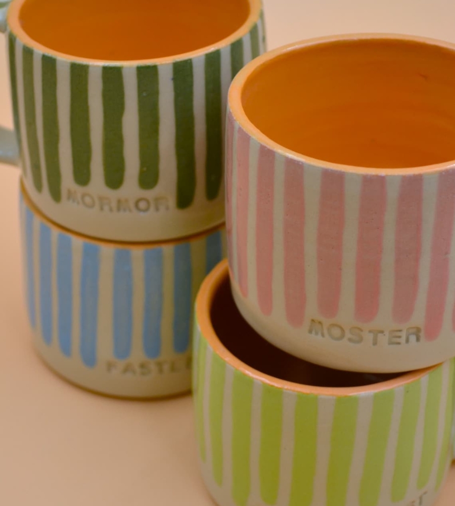 Troca de presentes no amigo secreto no Natal: uma caneca personalizável única para alguém também único