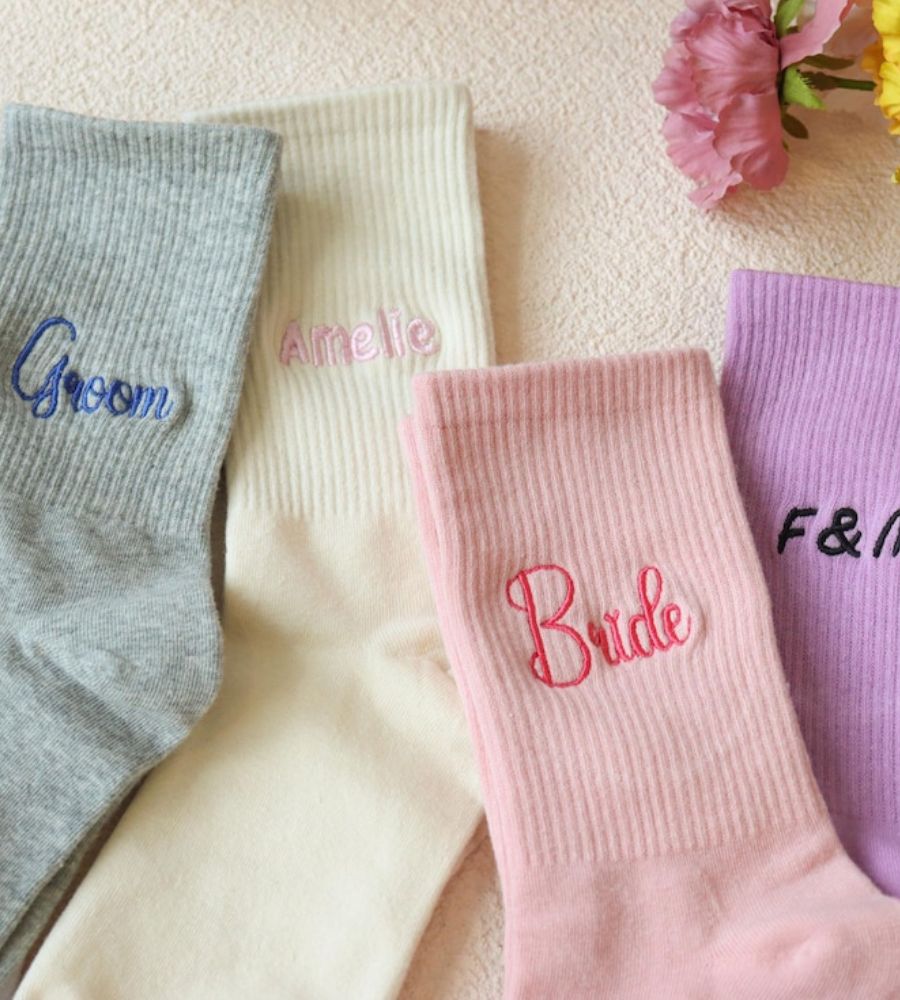 Troca de presentes no amigo secreto no Natal: meias com o nome e cor que preferir