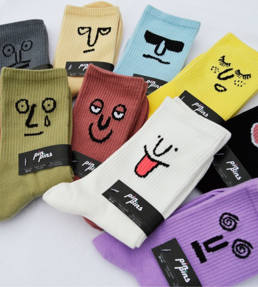 Troca de presentes no amigo secreto no Natal: meias coloridas com expressões faciais divertidas