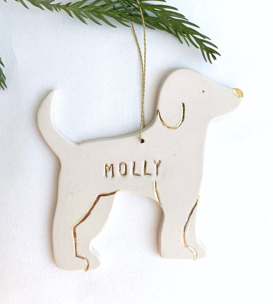 Troca de presentes no amigo secreto no Natal: um enfeite de natal com um cão e com o nome escolhido por si